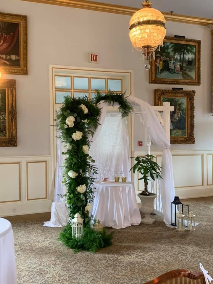 Classic White Wedding Decor